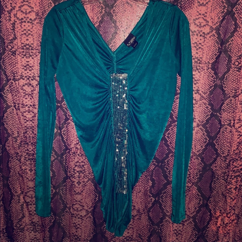 Daytrip Top w/silver sequin center